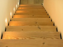 Elbracht Möbelwerkstätten in Köln: Treppenstufen in massiv Douglasie, mit Schattenfuge eingearbeitet